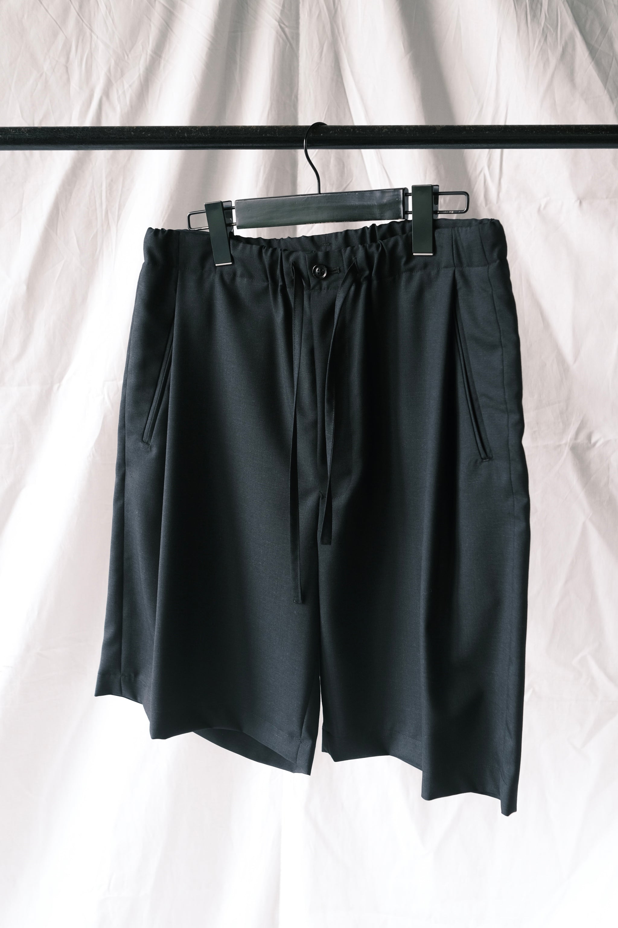 SUPER FINE WOOL TROPICAL DRAWSTRING SHORTS / SHADE BLACK – acacia