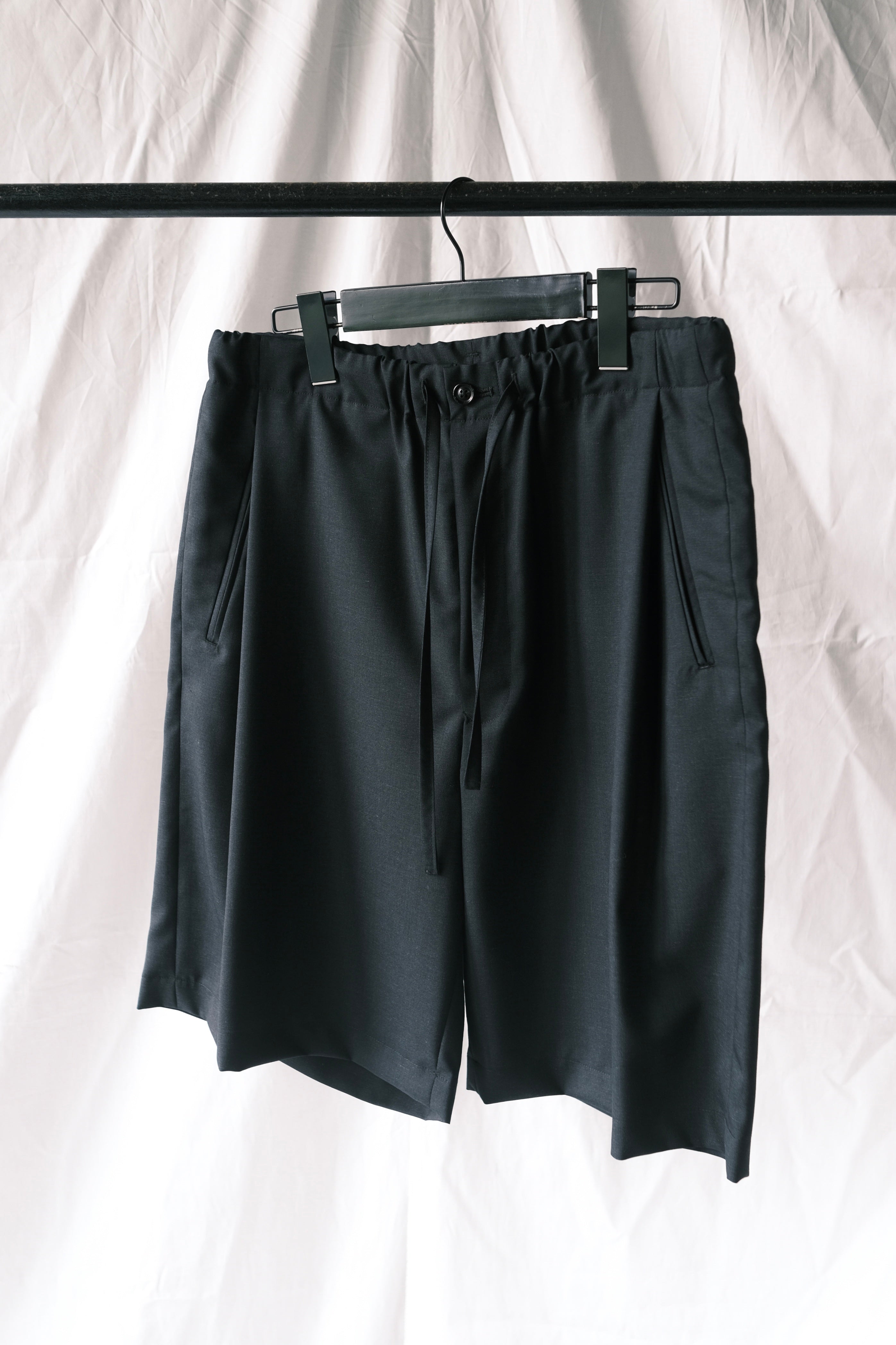 SUPER FINE WOOL TROPICAL DRAWSTRING SHORTS / SHADE BLACK – acacia