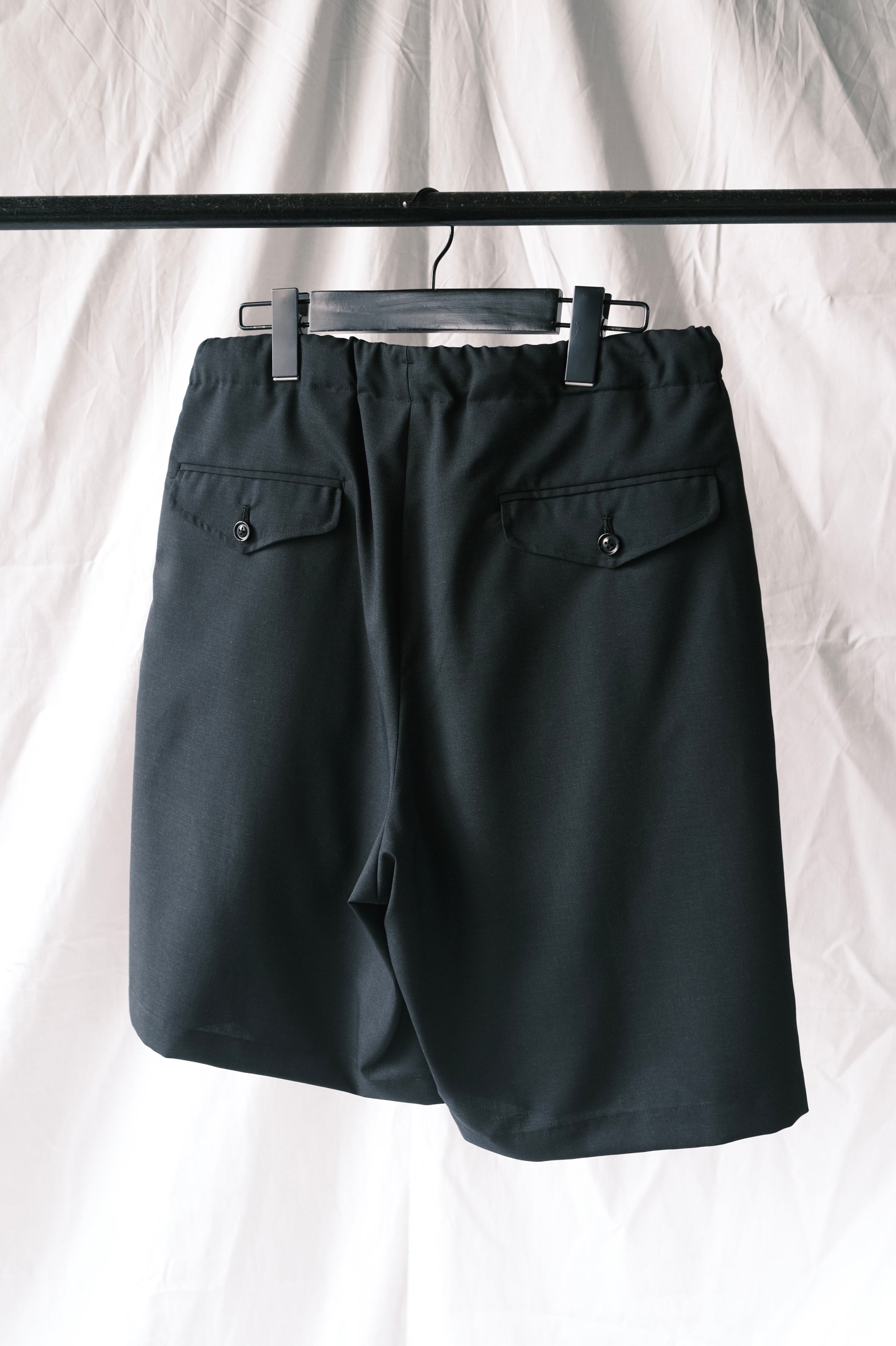 SUPER FINE WOOL TROPICAL DRAWSTRING SHORTS / SHADE BLACK – acacia