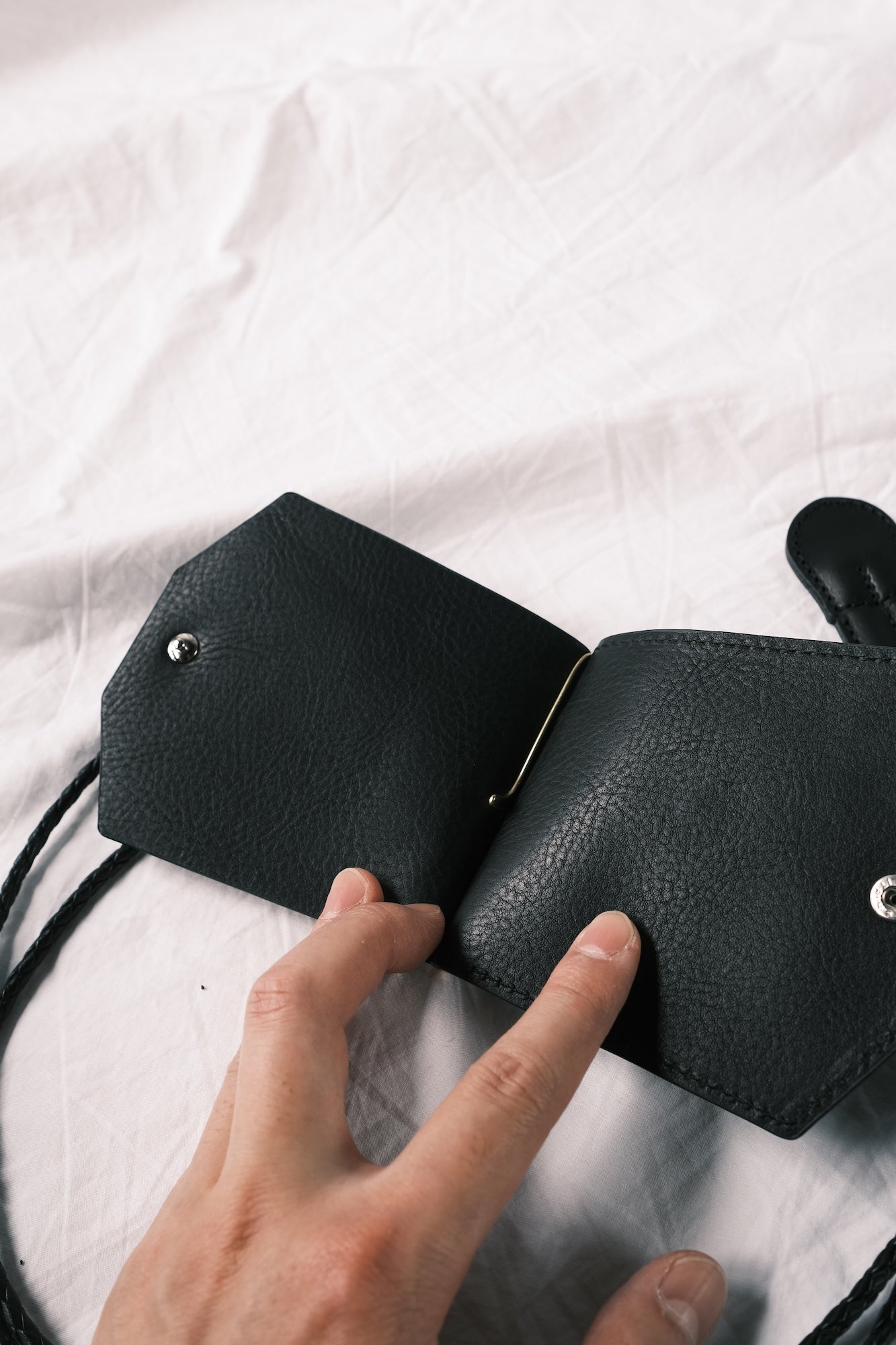 Gland E / Black×Black – acacia